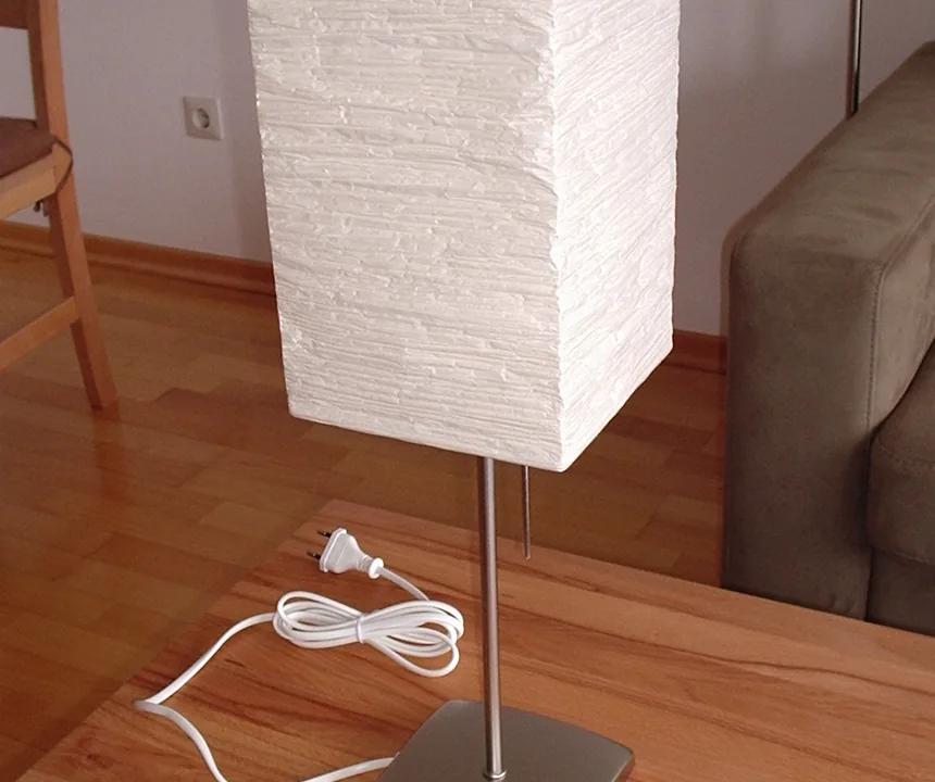 Weißer Papierschirm auf einem Holztisch